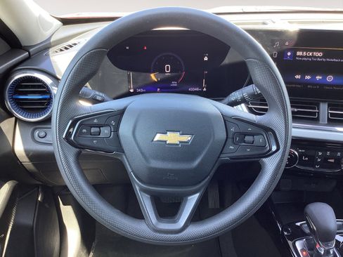Used 2025 Chevrolet Trax LT FWD image 15