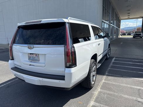Used 2019 Cadillac Escalade ESV Premium Luxury AWD/4WD image 3