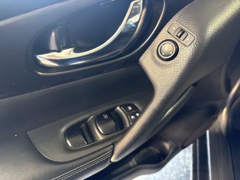 Used 2019 Nissan Rogue SV image 19