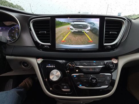 Used 2023 Chrysler Pacifica Touring-L FWD image 11