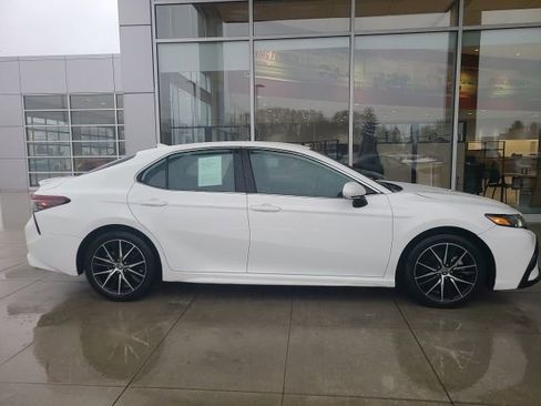 Used 2024 Toyota Camry SE image 8
