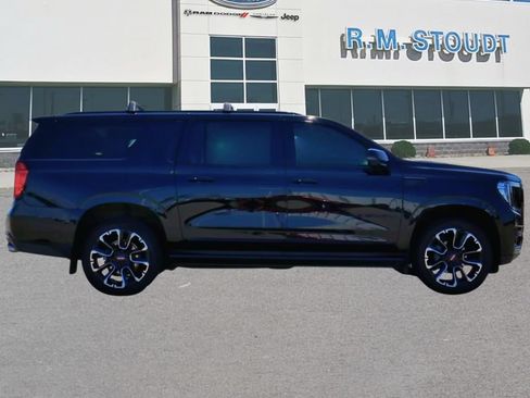 Used 2023 GMC Yukon XL Denali AWD/4WD image 12