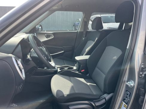 Used 2025 Kia Soul LX w/ LX Technology Package FWD image 34