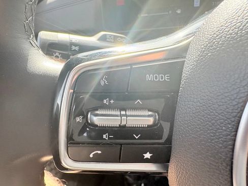 Used 2025 Kia Carnival FWD image 17