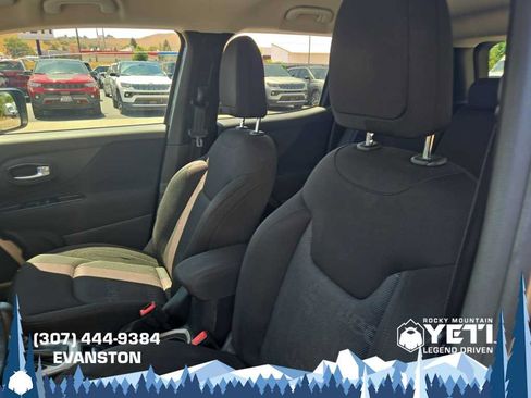 Used 2017 Jeep Renegade Latitude w/ Cold Weather Group AWD/4WD image 18