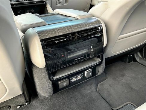 Used 2024 Jeep Wagoneer Series II w/ Flexible Seating Group RWD image 10