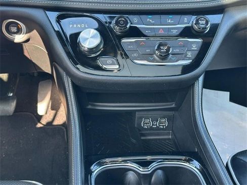 Used 2025 Chrysler Pacifica Limited image 16