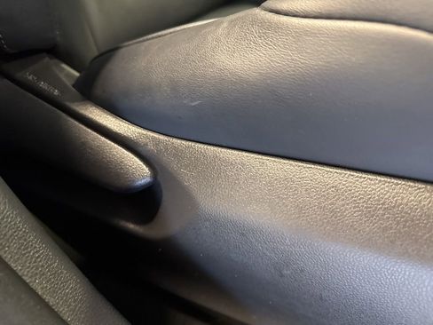 Used 2022 Toyota Venza XLE image 32