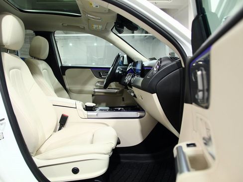 Used 2021 Mercedes-Benz GLB 250 4MATIC image 24