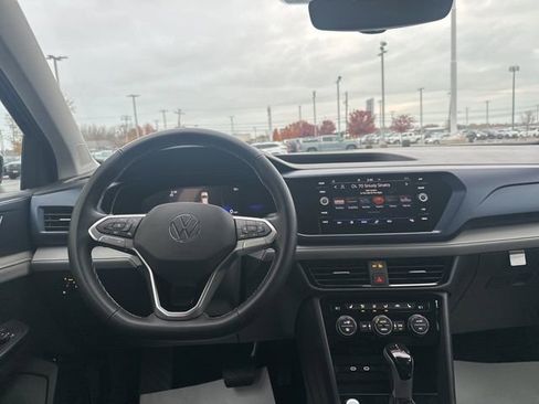 Used 2024 Volkswagen Taos SE image 6