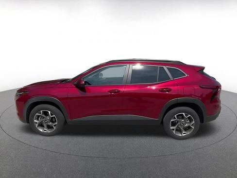 Used 2025 Chevrolet Trax LT w/ LT Convenience Package FWD image 5
