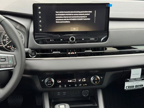 New 2025 Mitsubishi Outlander SE image 22