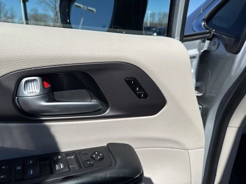Used 2024 Chrysler Pacifica Touring-L FWD image 17