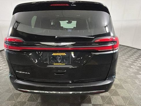 Used 2023 Chrysler Pacifica Touring-L FWD image 3