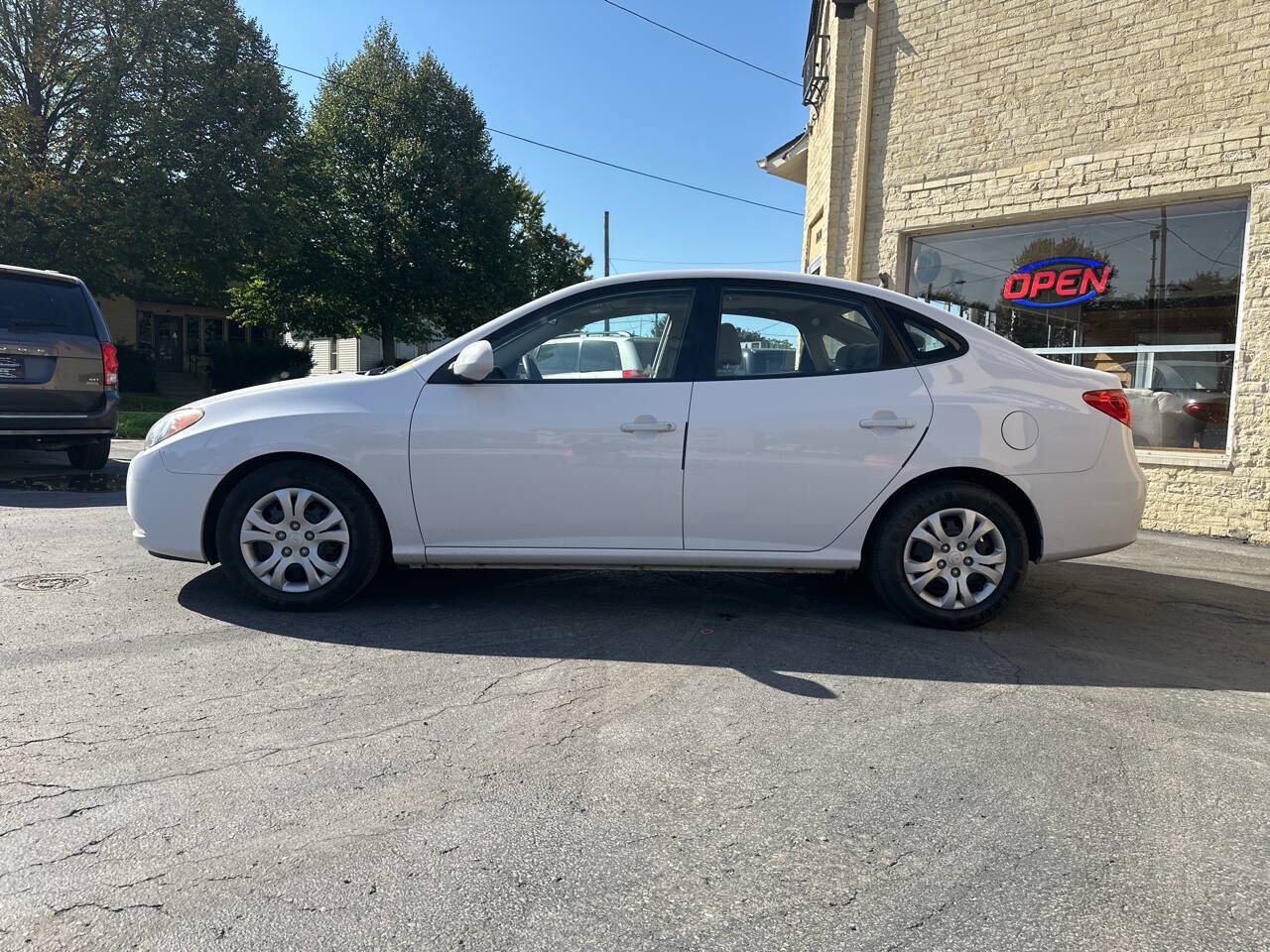 Used 2010 Hyundai Elantra GLS FWD image 2