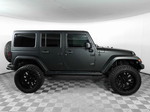 Used 2017 Jeep Wrangler Unlimited Sahara image 4