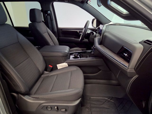 Used 2026 Chevrolet Suburban LS RWD image 18