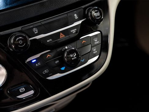 Used 2020 Chrysler Voyager Lxi image 22