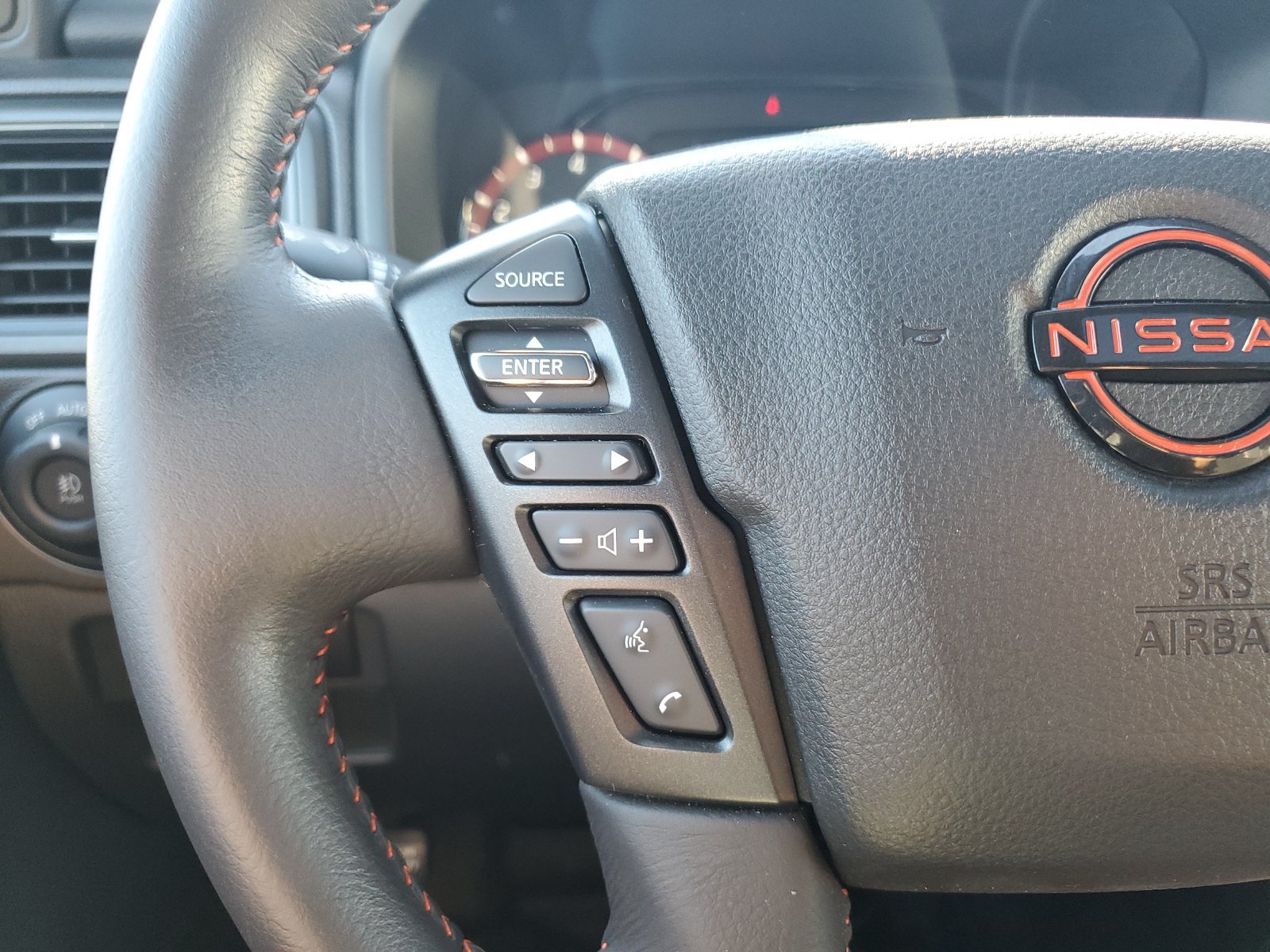 Used 2024 Nissan Titan PRO-4X w/ Pro-4x Convenience Package AWD/4WD image 23