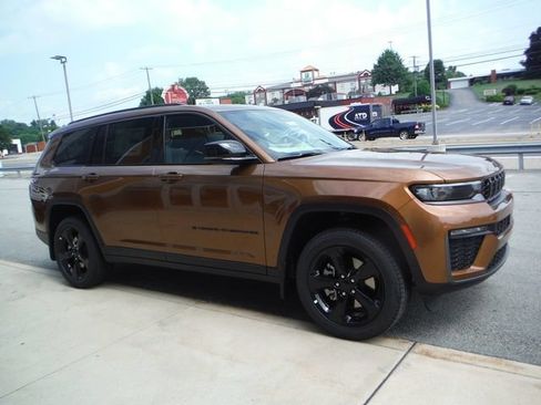 New 2026 Jeep Grand Cherokee L Limited w/ Limited Altitude Package AWD/4WD image 9