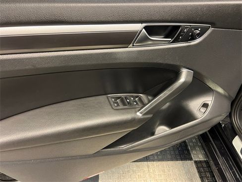Used 2018 Volkswagen Passat 2.0T R-Line image 7