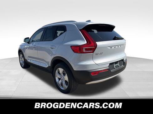 Used 2020 Volvo XC40 T5 Momentum image 5