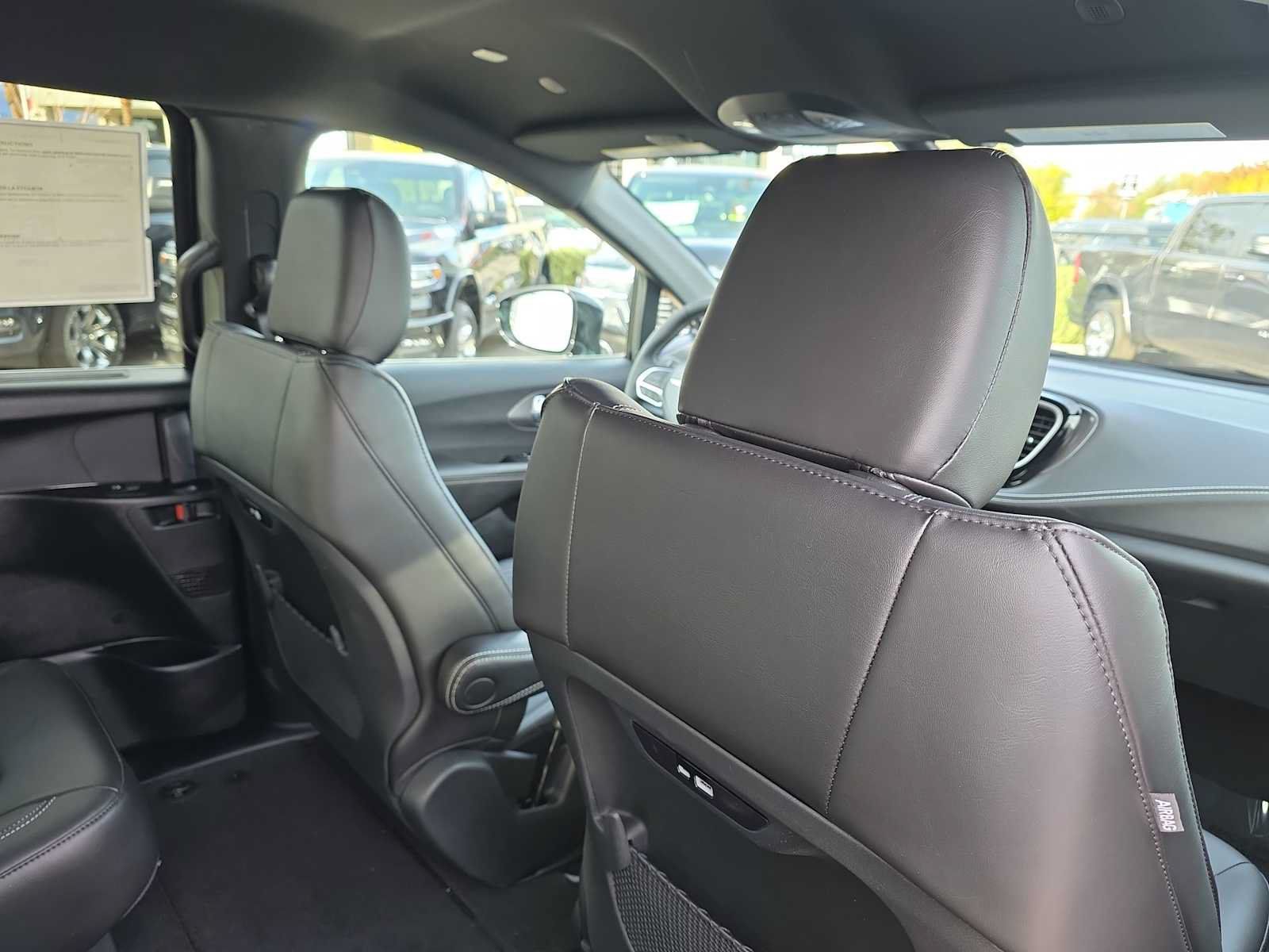 Used 2026 Chrysler Pacifica Select FWD image 16