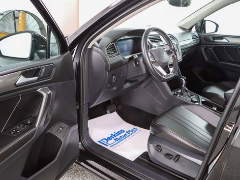 Used 2022 Volkswagen Tiguan SE w/ Panoramic Sunroof Package AWD/4WD image 3