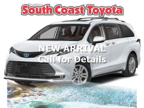 Used 2024 Toyota Sienna Platinum FWD image 1