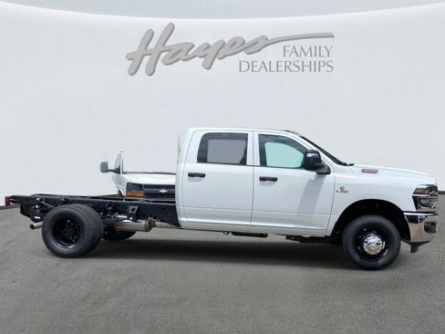 New 2026 RAM 3500 Tradesman w/ Chrome Appearance Group A AWD/4WD image 3