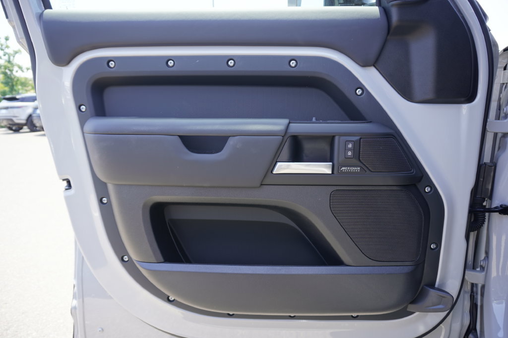 New 2026 Land Rover Defender 110 X-Dynamic SE AWD/4WD image 17