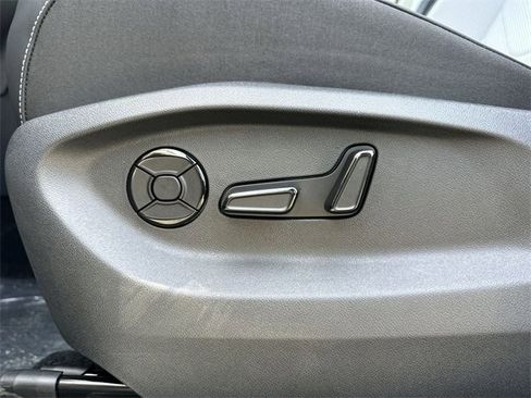 New 2026 Volkswagen Tiguan SE image 13