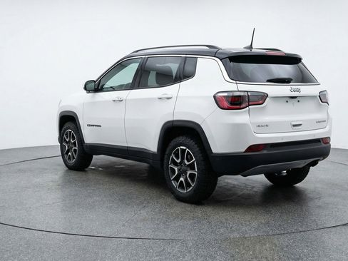 Used 2025 Jeep Compass Trailhawk AWD/4WD image 6