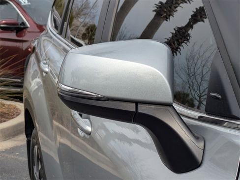 Certified 2023 Toyota Highlander XLE image 13