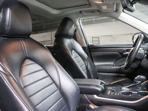Used 2023 Toyota Highlander XLE FWD image 19