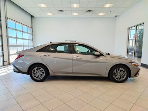Used 2024 Hyundai Elantra SEL FWD image 2