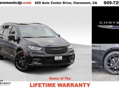 New 2026 Chrysler Pacifica Limited w/ Uconnect Theater Family Group