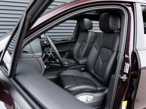 Used 2026 Porsche Macan AWD/4WD image 5