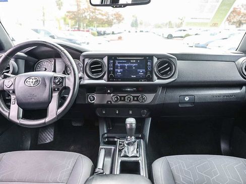 Used 2017 Toyota Tacoma TRD Sport w/ Tow Package RWD image 2