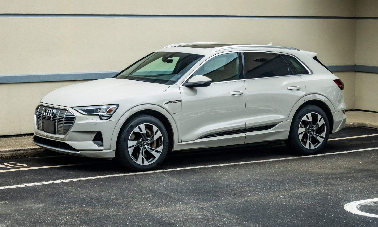Used 2022 Audi e-tron Premium AWD/4WD image 3