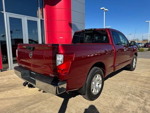Used 2018 Nissan Titan SV image 4