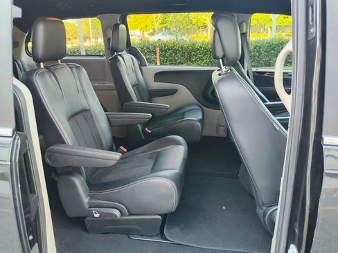 Used 2019 Dodge Grand Caravan SXT image 14