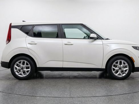 Used 2025 Kia Soul LX w/ LX Technology Package FWD image 11