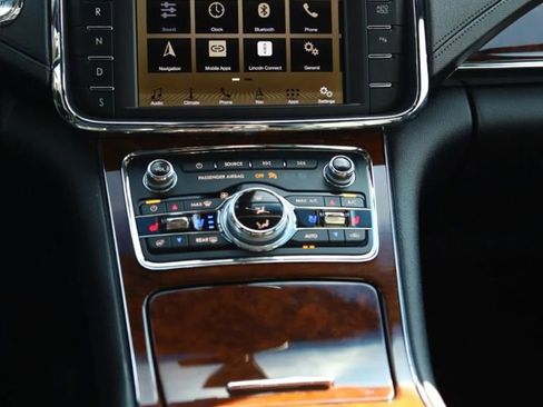 Used 2019 Lincoln Continental Select w/ Continental Climate Package image 32