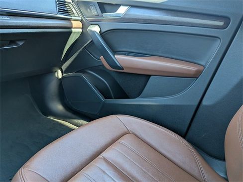 Used 2022 Audi Q5 2.0T Premium w/ Convenience Package image 19