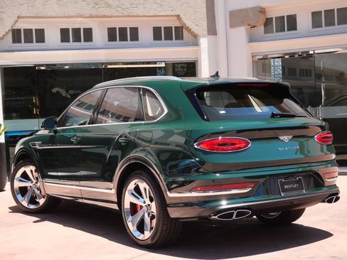 New 2026 Bentley Bentayga Plug-In Hybrid AWD/4WD image 3