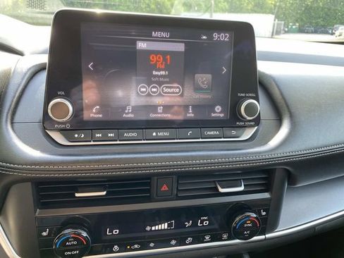 Used 2024 Nissan Rogue SV w/ SV Premium Package FWD image 9