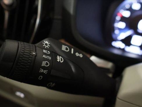 Used 2020 Volvo V60 T5 Cross Country image 16