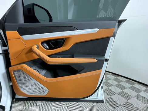 Used 2025 Lamborghini Urus SE image 21