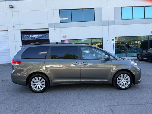 Used 2014 Toyota Sienna XLE AWD/4WD image 3
